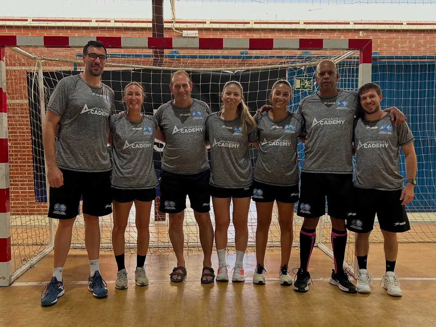 Équipe d'entraîneurs de Handball Academy dans le gymnase