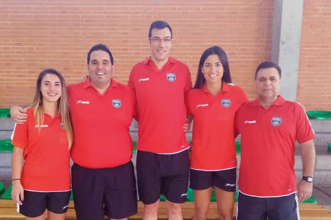 Entraîneurs de Handball Academy dans le gymnase