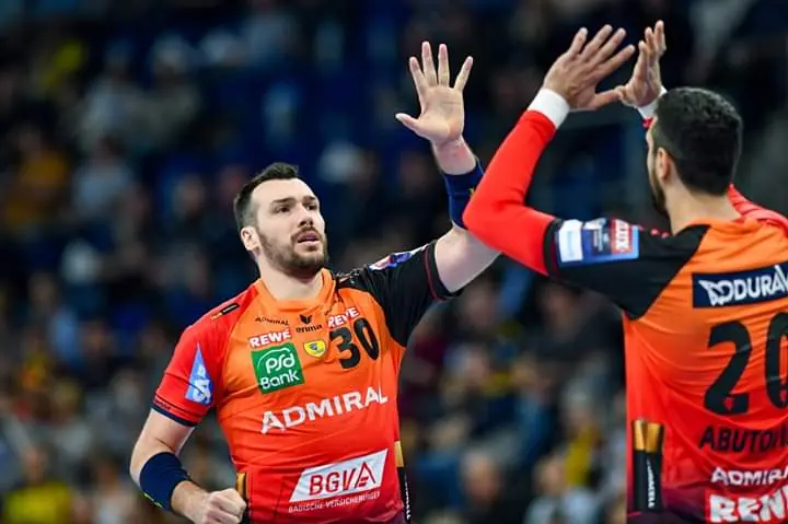 Deux handballeurs célèbrent une action sur le terrain
