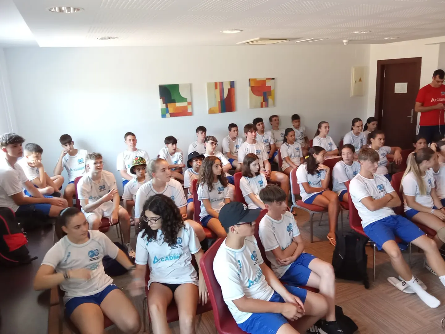 Participantes escuchan una explicación del equipo técnico